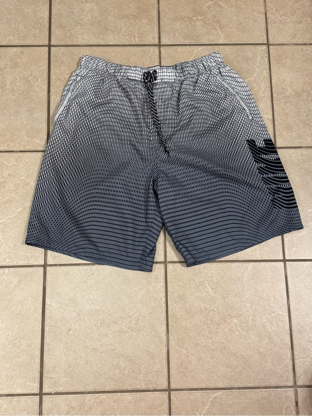 NWOT Men's Nike Size XL Black Gradient and Gray Ombré Swim Trunks with Logo